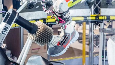 Фото - Nike научила робота чистить кроссовки